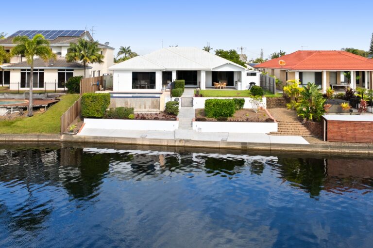 Canal-front homes in Parrearra