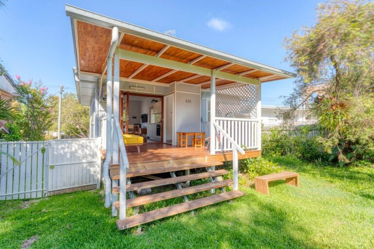 Beach cottage with a timber deck in Moffat Beach