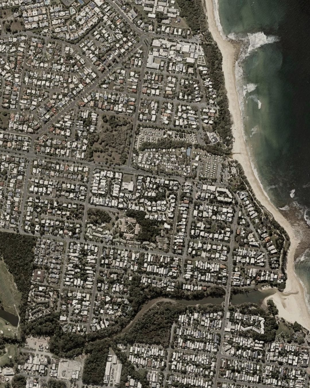 Aerial photograph of Dicky Beach with numbered markers for verified local places