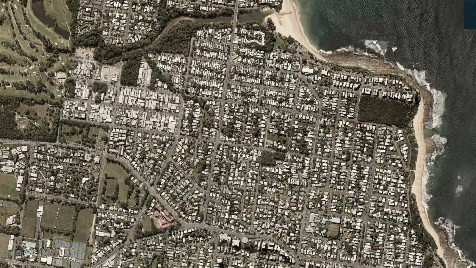 Aerial photograph of Moffat Beach with numbered markers for verified local places